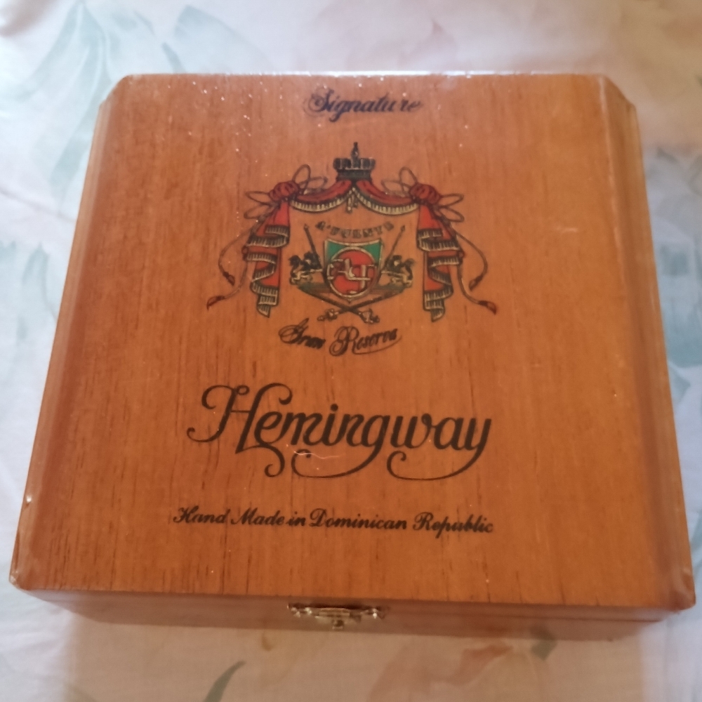 Arturo Fuente “Hemingway” Signature wooden Cigar Box Dominican Republic
